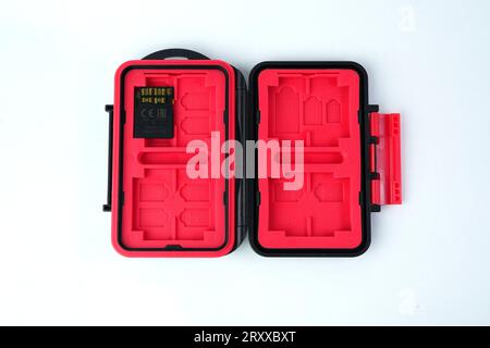 Speicherkartenbox auf weißem Hintergrund Stockfoto