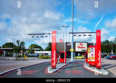 Tim Hortons Drive Thru Restaurant, Watford, Hertfordshire, England, Großbritannien Stockfoto