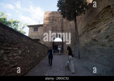 Touristen werden beim Besuch von „La Alcazaba“ an (islamische Festung) während des Welttourismus-Tages gesehen. Anlässlich des Welttourismus-Tages öffnen Dutzende Museen und Denkmäler der Stadt ihre Türen frei, mit Führungen und kulturellen Aktivitäten. Die jährliche Feier des Welttourismus-Tages am 27. September soll das Bewusstsein für die Bedeutung des sozialen, kulturellen und wirtschaftlichen Wertes des Tourismus schärfen. Stockfoto