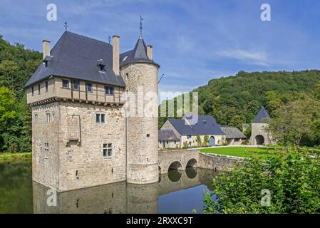 Château des Carondelet aus dem 13. Jahrhundert, mittelalterlicher Wasserdonjon im Dorf Crupet, Assesse, Provinz Namur, belgische Ardennen, Wallonien, Belgien Stockfoto