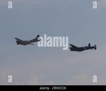 B-17G Flying Fortress „Sally B“ und der Battle of Britain Memorial Flight Avro Lancaster fliegen zusammen auf der IWM Duxford Stockfoto