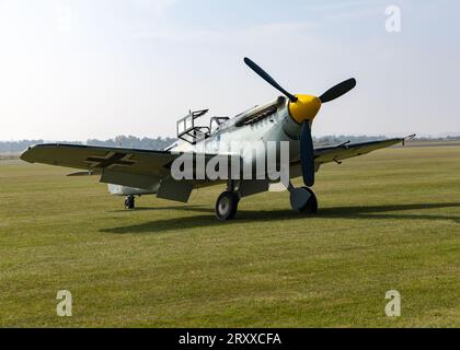 Hispano HA-112 MIL Buchón „Yellow 10“ auf der Battle of Britain Air Show 2023 in Duxford Stockfoto