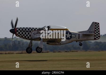 North American P-51D Mustang Kampfflugzeuge auf der Battle of Britain Air Show 2023 auf der IWM Duxford Stockfoto