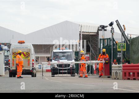 Harefield, London Brough of Hillingdon, Vereinigtes Königreich. 27. September 2023. Eine HS2-Wasseraufbereitungsanlage in Harefield im London Borough of Hillingdon. Hier werden dem Vernehmen nach die HS2-Tunnel Ruislip und Northolt mit Spülung gereinigt, um alle Chemikalien zu entfernen. Die behandelte Verderbnis wird dann auf nahegelegene landwirtschaftliche Flächen verteilt, von denen Umweltschützer glauben, dass sie aufgrund der damit verbundenen Kontaminanten nicht mehr für den Anbau von Kulturpflanzen geeignet sind. In den letzten Tagen gab es viele Spekulationen, dass Premierminister Rishi Sunak die Annullierung der HS2 High Speed Rail Norther ankündigen wird Stockfoto