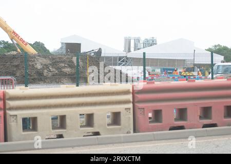 Harefield, London Brough of Hillingdon, Vereinigtes Königreich. 27. September 2023. Eine HS2-Wasseraufbereitungsanlage in Harefield im London Borough of Hillingdon. Hier werden dem Vernehmen nach die HS2-Tunnel Ruislip und Northolt mit Spülung gereinigt, um alle Chemikalien zu entfernen. Die behandelte Verderbnis wird dann auf nahegelegene landwirtschaftliche Flächen verteilt, von denen Umweltschützer glauben, dass sie aufgrund der damit verbundenen Kontaminanten nicht mehr für den Anbau von Kulturpflanzen geeignet sind. In den letzten Tagen gab es viele Spekulationen, dass Premierminister Rishi Sunak die Annullierung der HS2 High Speed Rail Norther ankündigen wird Stockfoto