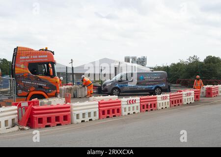Harefield, London Brough of Hillingdon, Vereinigtes Königreich. 27. September 2023. Eine HS2-Wasseraufbereitungsanlage in Harefield im London Borough of Hillingdon. Hier werden dem Vernehmen nach die HS2-Tunnel Ruislip und Northolt mit Spülung gereinigt, um alle Chemikalien zu entfernen. Die behandelte Verderbnis wird dann auf nahegelegene landwirtschaftliche Flächen verteilt, von denen Umweltschützer glauben, dass sie aufgrund der damit verbundenen Kontaminanten nicht mehr für den Anbau von Kulturpflanzen geeignet sind. In den letzten Tagen gab es viele Spekulationen, dass Premierminister Rishi Sunak die Annullierung der HS2 High Speed Rail Norther ankündigen wird Stockfoto