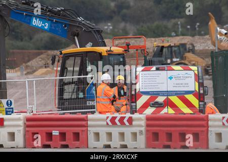 Harefield, London Brough of Hillingdon, Vereinigtes Königreich. 27. September 2023. Eine HS2-Wasseraufbereitungsanlage in Harefield im London Borough of Hillingdon. Hier werden dem Vernehmen nach die HS2-Tunnel Ruislip und Northolt mit Spülung gereinigt, um alle Chemikalien zu entfernen. Die behandelte Verderbnis wird dann auf nahegelegene landwirtschaftliche Flächen verteilt, von denen Umweltschützer glauben, dass sie aufgrund der damit verbundenen Kontaminanten nicht mehr für den Anbau von Kulturpflanzen geeignet sind. In den letzten Tagen gab es viele Spekulationen, dass Premierminister Rishi Sunak die Annullierung der HS2 High Speed Rail Norther ankündigen wird Stockfoto