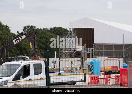 Harefield, London Brough of Hillingdon, Vereinigtes Königreich. 27. September 2023. Eine HS2-Wasseraufbereitungsanlage in Harefield im London Borough of Hillingdon. Hier werden dem Vernehmen nach die HS2-Tunnel Ruislip und Northolt mit Spülung gereinigt, um alle Chemikalien zu entfernen. Die behandelte Verderbnis wird dann auf nahegelegene landwirtschaftliche Flächen verteilt, von denen Umweltschützer glauben, dass sie aufgrund der damit verbundenen Kontaminanten nicht mehr für den Anbau von Kulturpflanzen geeignet sind. In den letzten Tagen gab es viele Spekulationen, dass Premierminister Rishi Sunak die Annullierung der HS2 High Speed Rail Norther ankündigen wird Stockfoto
