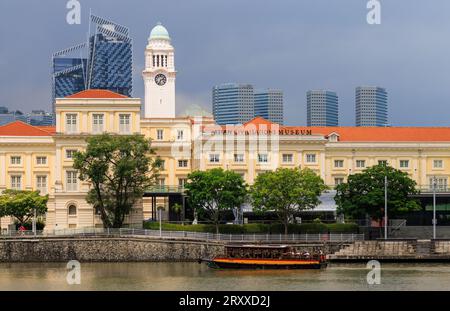 Das Museum der asiatischen Zivilisationen und der Uhrenturm des Victoria Theaters am Singapore River, Singapur Stockfoto