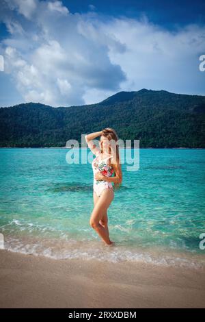 Wunderschöne Frau im Bikini genießt das tropische Paradies Stockfoto