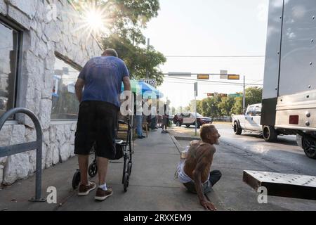 Austin Texas USA, August 31 2023: Männer, die Obdachlosigkeit auf den Straßen der Innenstadt von Austin erleben, suchen an einem heißen Augustnachmittag nach Schatten. ©Bob Daemmrich Stockfoto