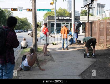 Austin Texas USA, August 31 2023: Männer, die Obdachlosigkeit auf den Straßen der Innenstadt von Austin erleben, suchen an einem heißen Augustnachmittag nach Schatten. ©Bob Daemmrich Stockfoto