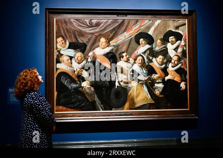 London, Großbritannien. Bankett der Offiziere der St. George Civic Guard um 1627. Pressemeldung von Frans Hals in der National Gallery. Die Credit Suisse Exhibition findet vom 30. September 2023 bis zum 21. Januar 2024 statt. Quelle: michael melia/Alamy Live News Stockfoto