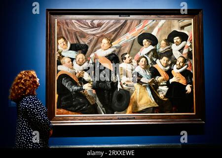 London, Großbritannien. Bankett der Offiziere der St. George Civic Guard um 1627. Pressemeldung von Frans Hals in der National Gallery. Die Credit Suisse Exhibition findet vom 30. September 2023 bis zum 21. Januar 2024 statt. Quelle: michael melia/Alamy Live News Stockfoto