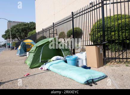 Austin Texas USA, August 31 2023: Zelt und Schlafsack einer ungeschützten Person auf einem Gehweg in der Nähe des Hauptquartiers der Austin Police Department in der Innenstadt. ©Bob Daemmrich Stockfoto