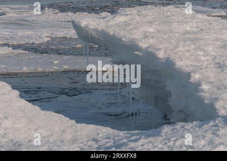 Eisformationen und Eisstiele am Ufer des Bottnischen Golfs in Pori, Finnland Stockfoto