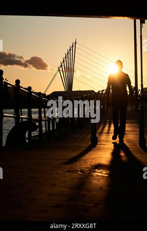 Salford Quays warten auf den Sonnenuntergang. Genießen Sie einen Spaziergang in der Sonne. BBC Media City erkunden. Stockfoto