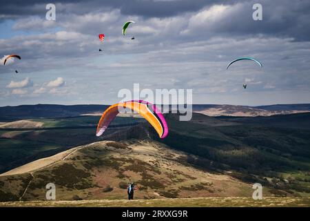 Gleitschirmflieger genießen einen wunderschönen Nachmittag im Peak District. MAM-Tour in der Nähe von Castleton. Stockfoto