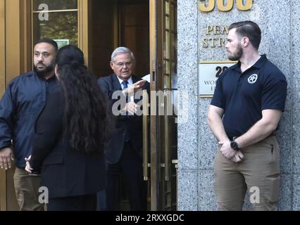 27. September 2023, New York City, New York: Senator Bob Menendez erscheint am Bundesgericht von Manhattan in New York. 27. September 2023, New York, USA: Bob Menendez und seine Frau Nadine Menendez trafen am Mittwoch (27) vor der geplanten Anklage am Bundesgericht in Manhattan ein. Er wird zum zweiten Mal seit zehn Jahren wegen korruptionsbedingter Straftaten angeklagt. .Credit: Niyi Fote/Thenews2 (Foto: Niyi Fote/Thenews2/Zumapress) (Credit Image: © Niyi Fote/TheNEWS2 via ZUMA Press Wire) NUR REDAKTIONELLE VERWENDUNG! Nicht für kommerzielle ZWECKE! Stockfoto