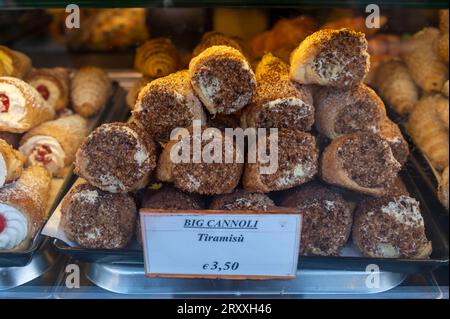 Ein Restaurant mit sizilianischem Gebäck namens Cannoli, das in Venedig in der Region Veneto in Norditalien verkauft wird. Ein Cannoli ist ein sizilianisches Special Stockfoto