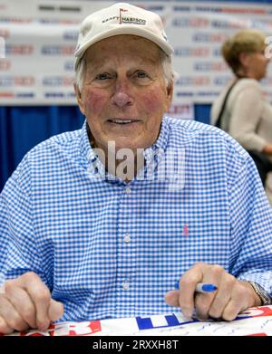 2. August 2014, Cleveland, Ohio, USA: BROOKS ROBINSON, Spieler der MLB Baseball Hall of Fame, unterzeichnet Autogramme auf der 35. National Sports Collectors Convention im I-X Center. Zu den Angeboten gehören persönliche Autogrammsignierungen von mehr als 100 Sportstars sowie Sportkarten, Spielzeug, Trikots und eine Fülle weiterer Sammlerstücke. (Bild: © Brian Cahn/ZUMA Press Wire) NUR REDAKTIONELLE VERWENDUNG! Nicht für kommerzielle ZWECKE! Stockfoto