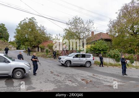 Während der Kosovo feierlich einen nationalen Tag der Trauer zu Ehren des verstorbenen Polizeibeamten Afrim Bunjaku begeht, halten die Polizeibeamten eine wachsame Stellung ein Stockfoto