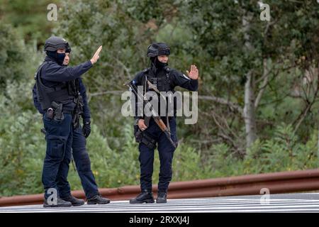 An einem Checkpoint in der Nähe des Dorfes Banjska in Mitrovica, Kosovo, am Montag, 25. September 2023, Mitglieder der Polizeieinheit für schnelle Reaktion des Kosovo begrüßen eine KFOR herzlich Stockfoto