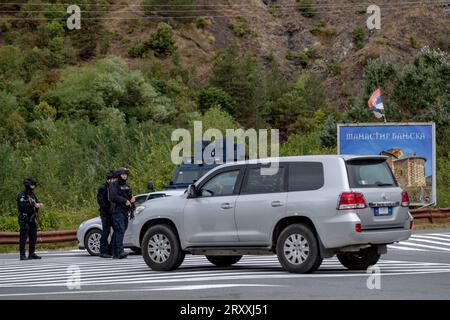 In der Nähe des Dorfes Banjska in Mitrovica, Kosovo, am Montag, 25. September 2023, die Mitglieder der Polizeieinheit für schnelle Reaktion des Kosovo sind als EUL wachsam Stockfoto