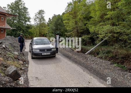 Die Polizeieinheit für schnelle Reaktion des Kosovo führt an einem Kontrollpunkt in der Nähe des Dorfes Banjska in Mitrovica, Kosovo, auf Monda eine Sicherheitskontrolle an einem zivilen Fahrzeug durch Stockfoto