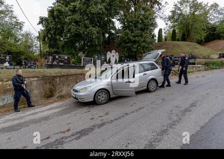 Die Polizeieinheit für schnelle Reaktion des Kosovo führt an einem Kontrollpunkt in der Nähe des Dorfes Banjska in Mitrovica, Kosovo, auf Monda eine Sicherheitskontrolle an einem zivilen Fahrzeug durch Stockfoto