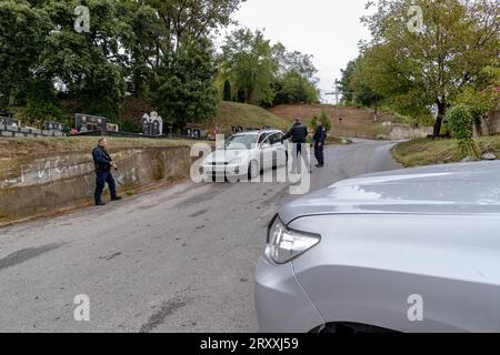 Die Polizeieinheit für schnelle Reaktion des Kosovo führt an einem Kontrollpunkt in der Nähe des Dorfes Banjska in Mitrovica, Kosovo, auf Monda eine Sicherheitskontrolle an einem zivilen Fahrzeug durch Stockfoto