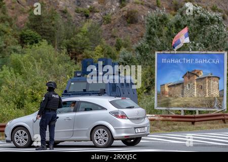 Die Polizeieinheit für schnelle Reaktion des Kosovo führt an einem Kontrollpunkt in der Nähe des Dorfes Banjska in Mitrovica, Kosovo, auf Monda eine Sicherheitskontrolle an einem zivilen Fahrzeug durch Stockfoto