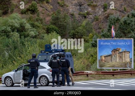 Die Polizeieinheit für schnelle Reaktion des Kosovo führt an einem Kontrollpunkt in der Nähe des Dorfes Banjska in Mitrovica, Kosovo, auf Monda eine Sicherheitskontrolle an einem zivilen Fahrzeug durch Stockfoto