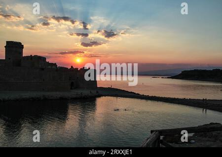 Blick auf die malerische Burg Aragonese, Le Castella am Ionischen Meer in der Stadt Isola di Capo Rizzuto, Italien in Europa Stockfoto