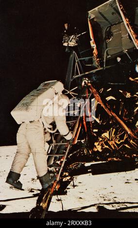 Apollo 11 Mondlandung, Astronaut geht die Leiter hinunter, 20. Juli 1969, Lithographie-Postkarte. Stockfoto