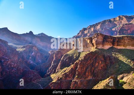 Golden Light on Cliffs im Grand Canyon auf dem Bright Angel Trail am Morgen Stockfoto