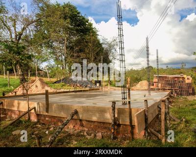 Blick auf eine frisch gegossene Betonplatte für einen kleinen Bau in einem Bauernhof in den östlichen Andenbergen in der Nähe der Stadt Arcabuco in Kolumbien. Stockfoto