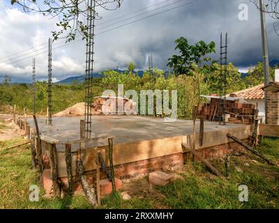 Blick auf eine frisch gegossene Betonplatte für einen kleinen Bau in einem Bauernhof in den östlichen Andenbergen in der Nähe der Stadt Arcabuco in Kolumbien. Stockfoto