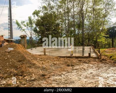 Blick auf eine frisch gegossene Betonplatte für einen kleinen Bau in einem Bauernhof in den östlichen Andenbergen in der Nähe der Stadt Arcabuco in Kolumbien. Stockfoto