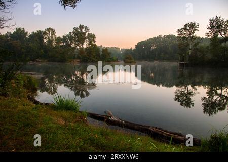 In der ruhigen Donau-Auen im Wiener Lobau-Gebiet erleuchtet das frühe Morgenlicht Dechantlacke, einen natürlichen See im Donau-Nationalpark, o Stockfoto