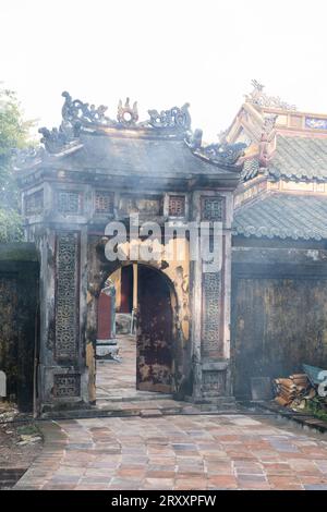 Rauch treibt vor einem Tor am Dong Khanh Kaiser Grab, Huế, Vietnam Stockfoto