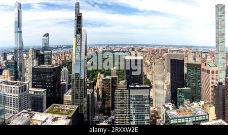 MIDTOWN MANHATTAN, NEW YORK, USA, - 15. SEPTEMBER 2023. Ein Panoramablick auf die Gebäude und Wolkenkratzer rund um den Central Park in Midtown Stockfoto