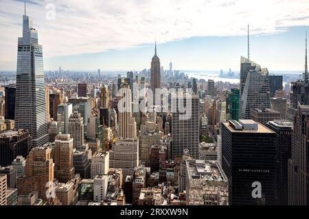 MIDTOWN MANHATTAN, NEW YORK, USA, - 15. SEPTEMBER 2023. Ein Panoramablick auf das Empire State Building und das umgebende Viertel in Midtown man Stockfoto
