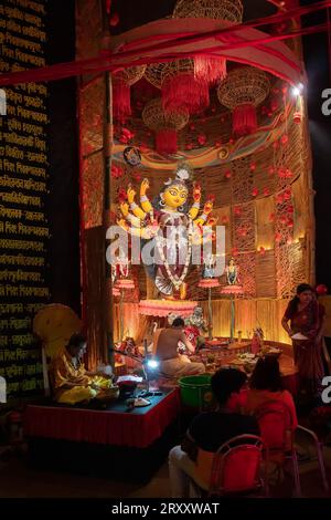 Howrah, West Bengal, Indien - 3. Oktober 2022: Das wunderschön dekorierte Durga-Idol wird im Puja-Pandal verehrt. Durga Puja ist die größte festiva Stockfoto