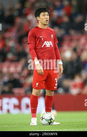 Wataru Endo aus Liverpool während der Aufwärmphase. Carabao Cup, EFL Cup, Spiel der 3. Runde, Liverpool gegen Leicester City in Anfield in Liverpool am Mittwoch, den 27. September 2023. Dieses Bild darf nur zu redaktionellen Zwecken verwendet werden. Nur redaktionelle Verwendung, Lizenz für kommerzielle Nutzung erforderlich. Keine Verwendung bei Wetten, Spielen oder Veröffentlichungen eines einzelnen Vereins/einer Liga/eines einzelnen Spielers. pic von Chris Stading/Andrew Orchard Sports Photography/Alamy Live News Stockfoto