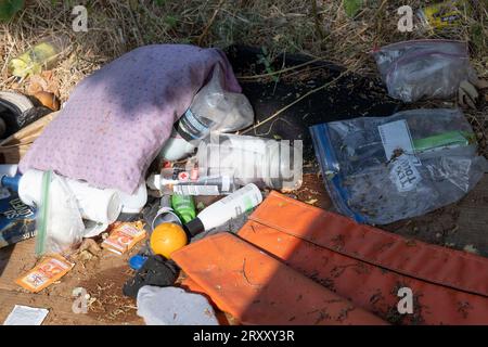 Austin Texas USA, August 31 2023: Person, die Obdachlosigkeit in der Innenstadt von Austin erlebt, hinterlässt Müll an einer Straßenecke an der West 7th Street. Die Stadt Austin führt routinemäßige Überprüfungen der Geschäfts- und Touristengebiete in der Innenstadt durch, um Obdachlose auf die Stadt- und Bezirkshilfe zu lenken. ©Bob Daemmrich Stockfoto