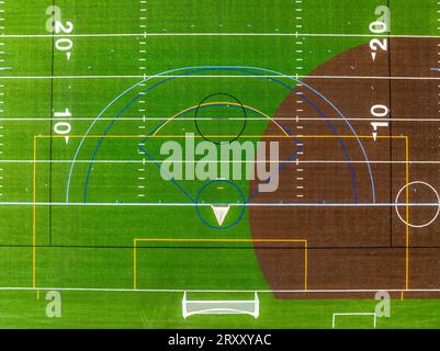 Neues Kunstrasenfeld mit Fußball und Baseball mit Linien und Grafiken. Stockfoto