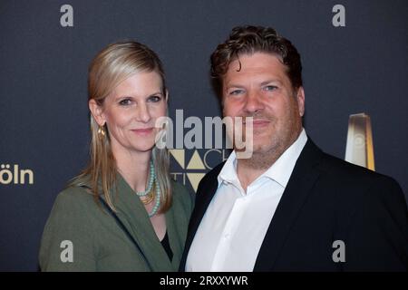 Arnim BUTZEN, SVP TV und Entertainment, Telekom Deutschland, und Dorothea JACOB, Roter Teppich, Red Carpet Show, Ankunft, Ankunft, Verleihung des Deutschen Fernsehpreises, die Nacht der Kreativen - der Deutsche Fernsehpreis 2023, Deutscher Fernsehpreis 2023 in Köln, am 27.09.2022. *** Arnim BUTZEN, SVP TV and Entertainment, Telekom Deutschland und Dorothea JACOB, Red Carpet, Red Carpet Show, Ankunft, Ankunft, Verleihung des Deutschen Fernsehpreises, die Nacht der Kreativen der Deutsche Fernsehpreis 2023, Deutscher Fernsehpreis 2023 in Köln, am 27 09 2022. Bildnachweis: Imago/Alamy Live News Stockfoto