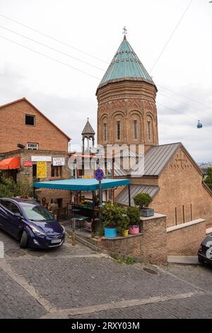 Tiflis, Georgien - 30. August 2019: St. Georgskathedrale von Tiflis. Armenische Kirche aus dem 13. Jahrhundert in der Altstadt. Autos parkten auf der Straße. Stockfoto