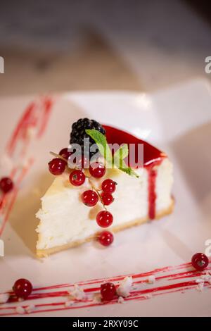 Zarter Käsekuchen mit Beeren im Café Stockfoto